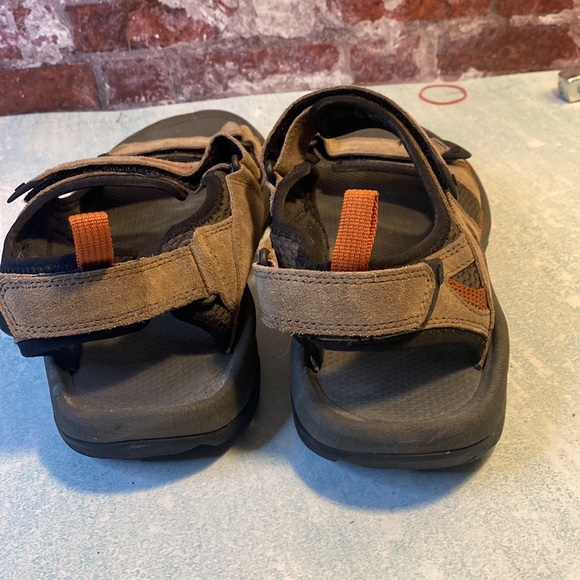 Men’s Teva sandals SZ 9 - Picture 3 of 7